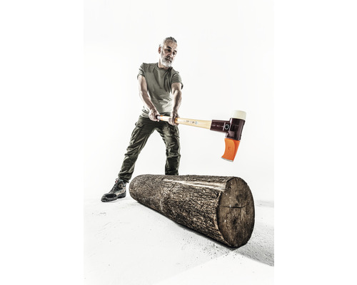 Man hakt een houtblok met een kloofhamer