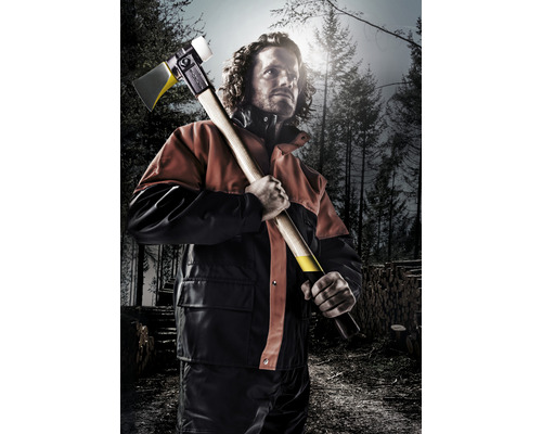 Man met kloofbijl in het bos