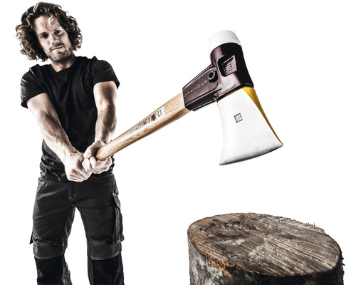 Man zwaait met een kloofbijl voor een blok hout