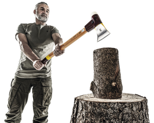 Man hakt hout met een kloofbijl op een hakblok