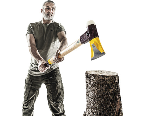 Man hakt hout met een kloofbijl.