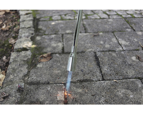 Onkruidbrander in gebruik op straatstenen