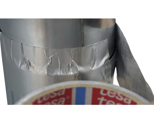 Aluminium tape wordt gebruikt om een buis af te dichten