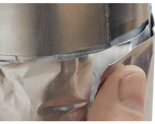 Detailopname van een aluminium buis met isolatie en hand