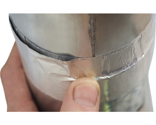 Detailopname van een flexibele aluminium buis die wordt afgedicht met aluminium tape.