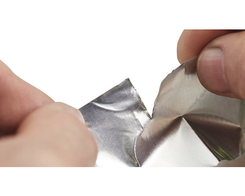 Handen scheuren aluminiumfolie