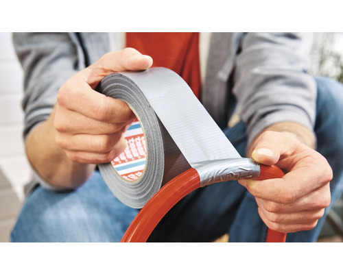 Man repareert een slang met ducttape