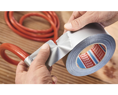 Gebruiker repareert slang met Tesa duct tape rol
