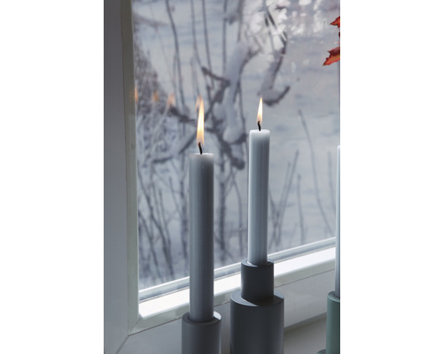 Decoratieve dinerkaarsen in kandelaars op de vensterbank