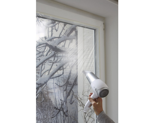 Raam met folie en föhn voor isolatie