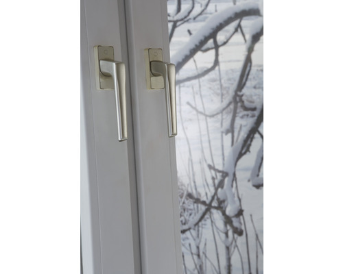 Gesloten raam met twee raamkrukken