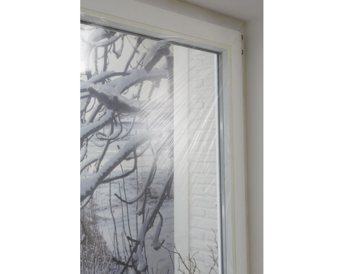 Raam met beschermfolie en winterlandschap op de achtergrond