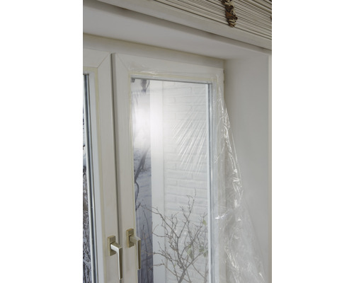 Raam met beschermfolie tijdens renovatie