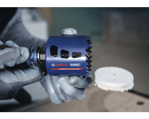 Close-up van een Bosch Expert gatzaag met hardmetaaltechnologie in actie
