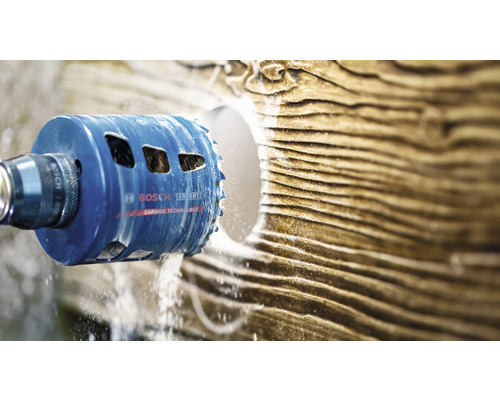 Gatzagen boren een gat in een stuk hout.