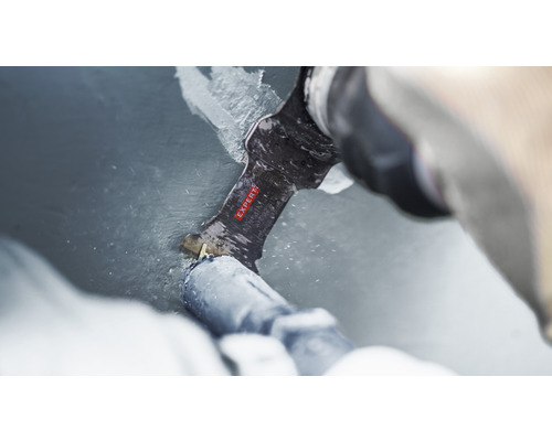 Pijpsnijder in gebruik voor het snijden van een pijp