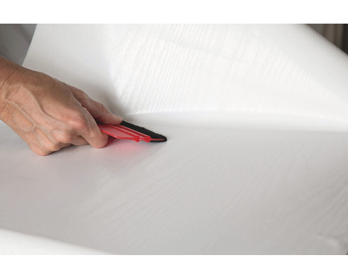 Verwerking van een witte zelfklevende folie met een rakel