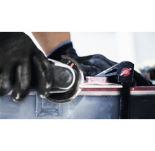 Tegelsnijder in gebruik met handschoenen en klem