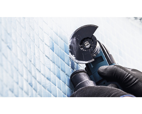 Tegelsnijder bij het snijden van mozaïektegels