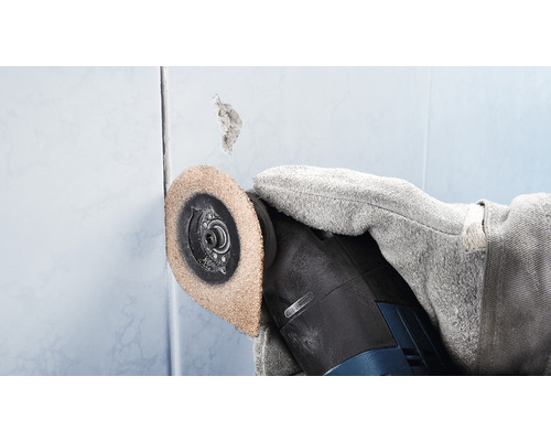 Oscillerend gereedschap bij het verwijderen van tegellijm