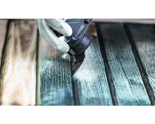 Oscillerend gereedschap zaagt houten lat met Bosch Logo