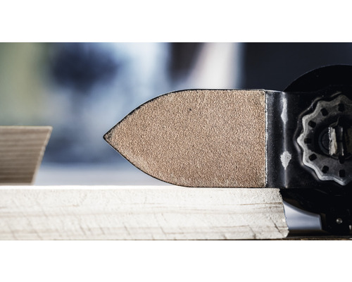 Oscillerend schuurblad in gebruik op hout