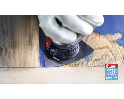 Een man met handschoenen gebruikt een schuurmachine op een stuk hout om verf te verwijderen. Bosch logo.