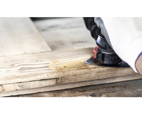 Ambachtsman schuurt hout met een multislijper.