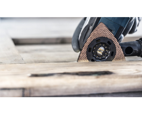 Multifunctioneel gereedschap bij het snijden van een stuk hout