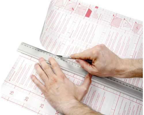 Zelfklevende folie snijden met mes en liniaal