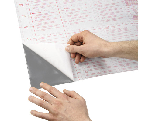 Persoon verwijdert beschermfolie van zelfklevende folie