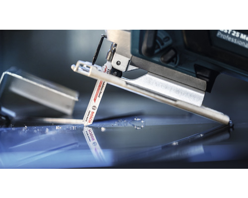 Decoupeerzaag bij het zagen van metaal met Bosch zaagblad