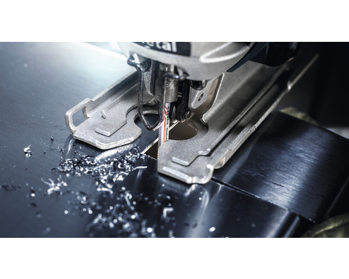 Decoupeerzaag snijdt metaal met metaalspanen