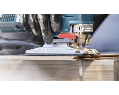 Bosch decoupeerzaag in gebruik bij het zagen van hout