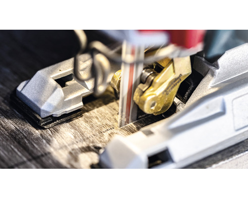 Close-up van een decoupeerzaag die hout zaagt