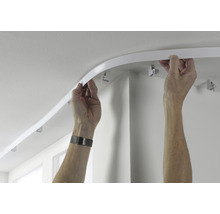 Installatie van een flexibele gordijnroede aan het plafond met bevestigingsclips