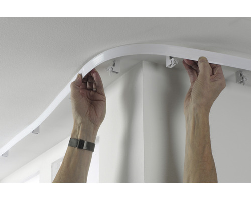 Installatie van een flexibele gordijnrail aan het plafond