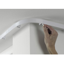 Plafond gordijnrail montage detailopname
