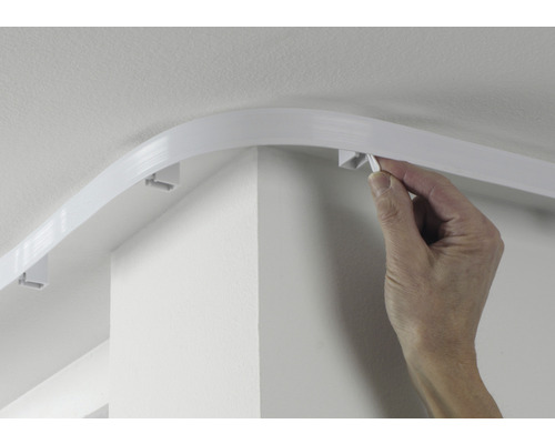 Plafond gordijnrail montage detailopname