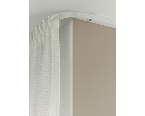 Gordijnrail aan het plafond met gordijn