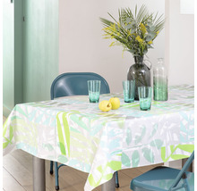 Eettafel met tafelkleed met bladerenmotief, glazen en appels