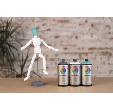 Drie zilverkleurige verfspuitbussen met het opschrift Water Based naast een paspop