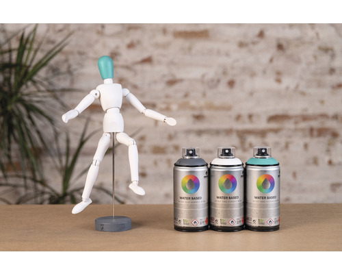 Drie zilverkleurige verfspuitbussen met het opschrift Water Based naast een paspop