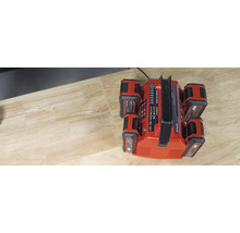 Einhell Power X-Change acculader met vier accu''s op een tafel