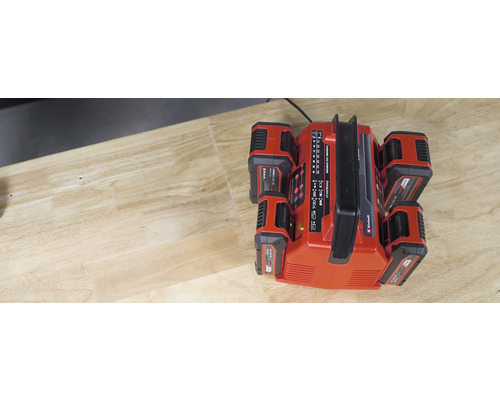 Einhell Power X-Change acculader met vier accu''s op een tafel