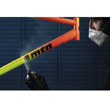 Fietsframe wordt bewerkt met spuitverf, MTN Logo