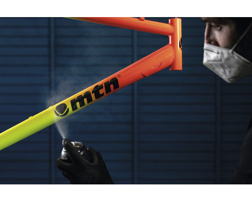 Fietsframe wordt bewerkt met spuitverf, MTN Logo