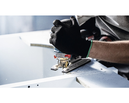 Een persoon zaagt een werkstuk met een decoupeerzaag. Bosch logo.