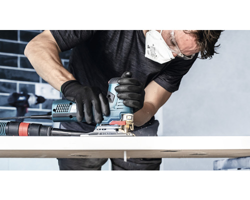 Man werkt met decoupeerzaag aan werkstuk