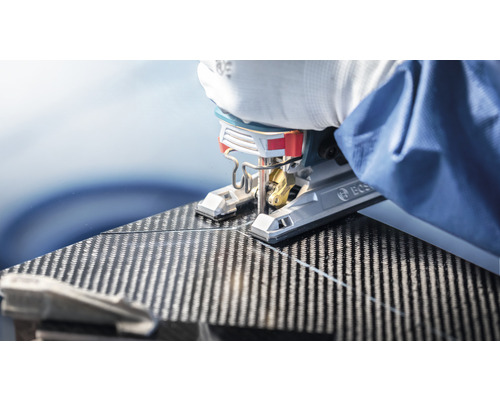 Close-up van een decoupeerzaag die een werkstuk zaagt